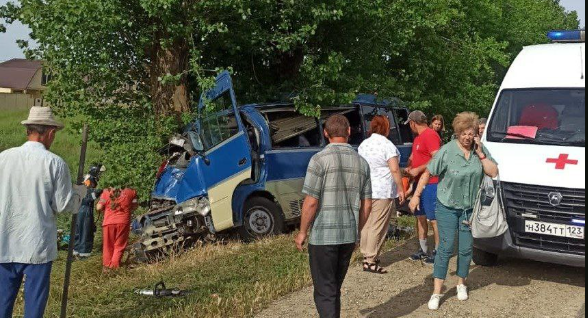 Четыре пассажира рейсового микроавтобуса погибли в ДТП в Темрюкском районе